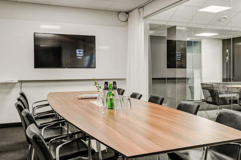 Ett konferansrum med ett stort bord