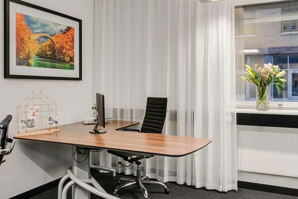 Ett modern skrivbord på ett kontor