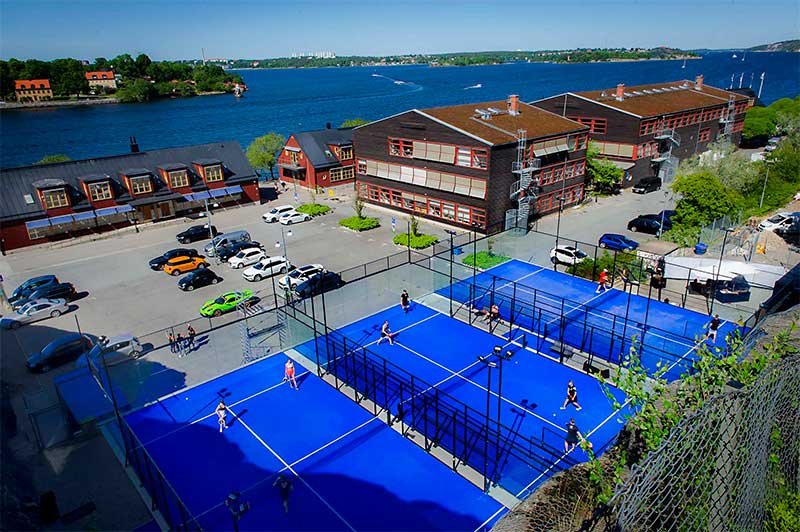 En padelbana med grönt konstgräs